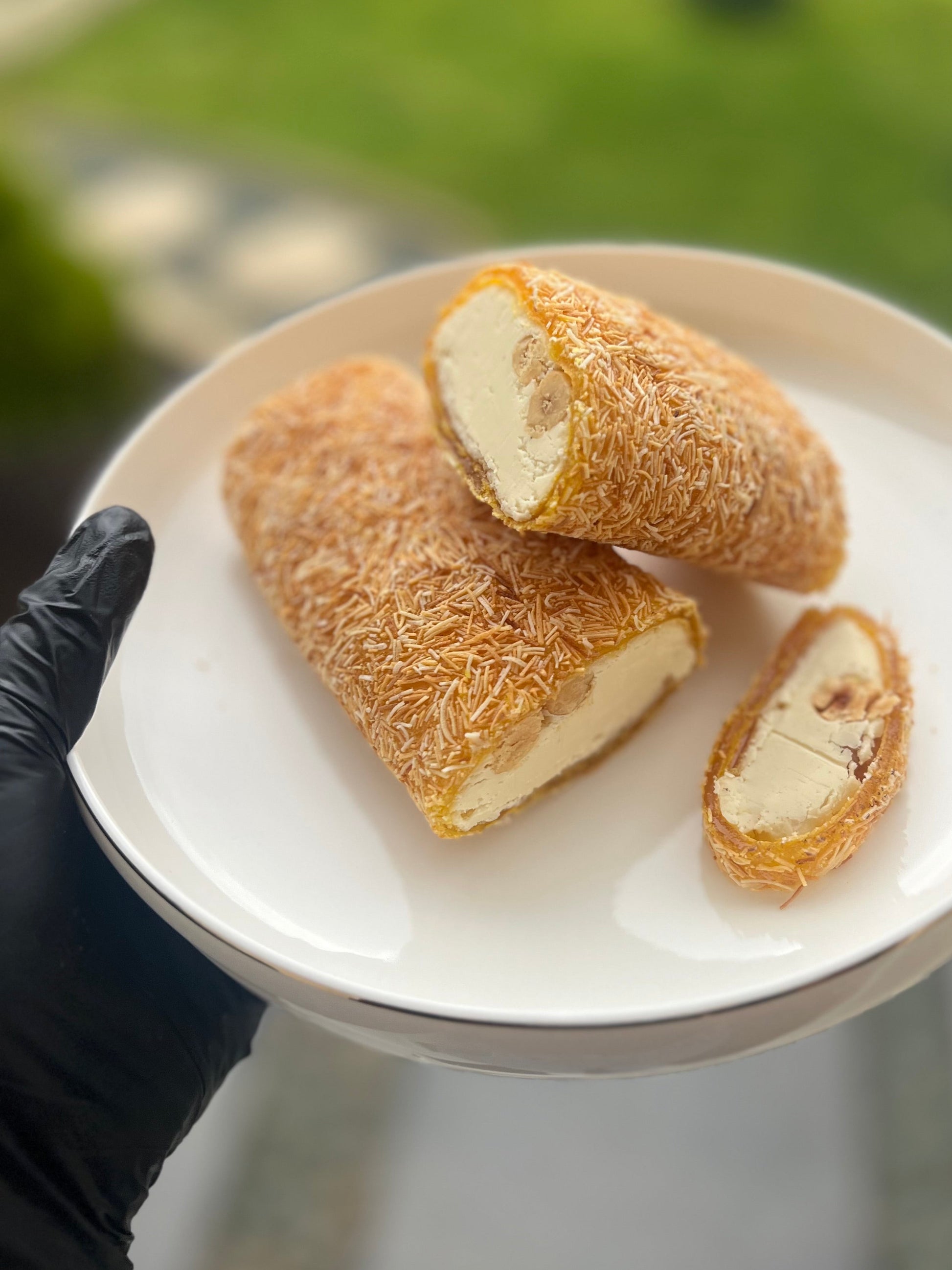 Loukoums Sarma artisanaux avec une crème au citron et enrobées de cheveux d’anges 