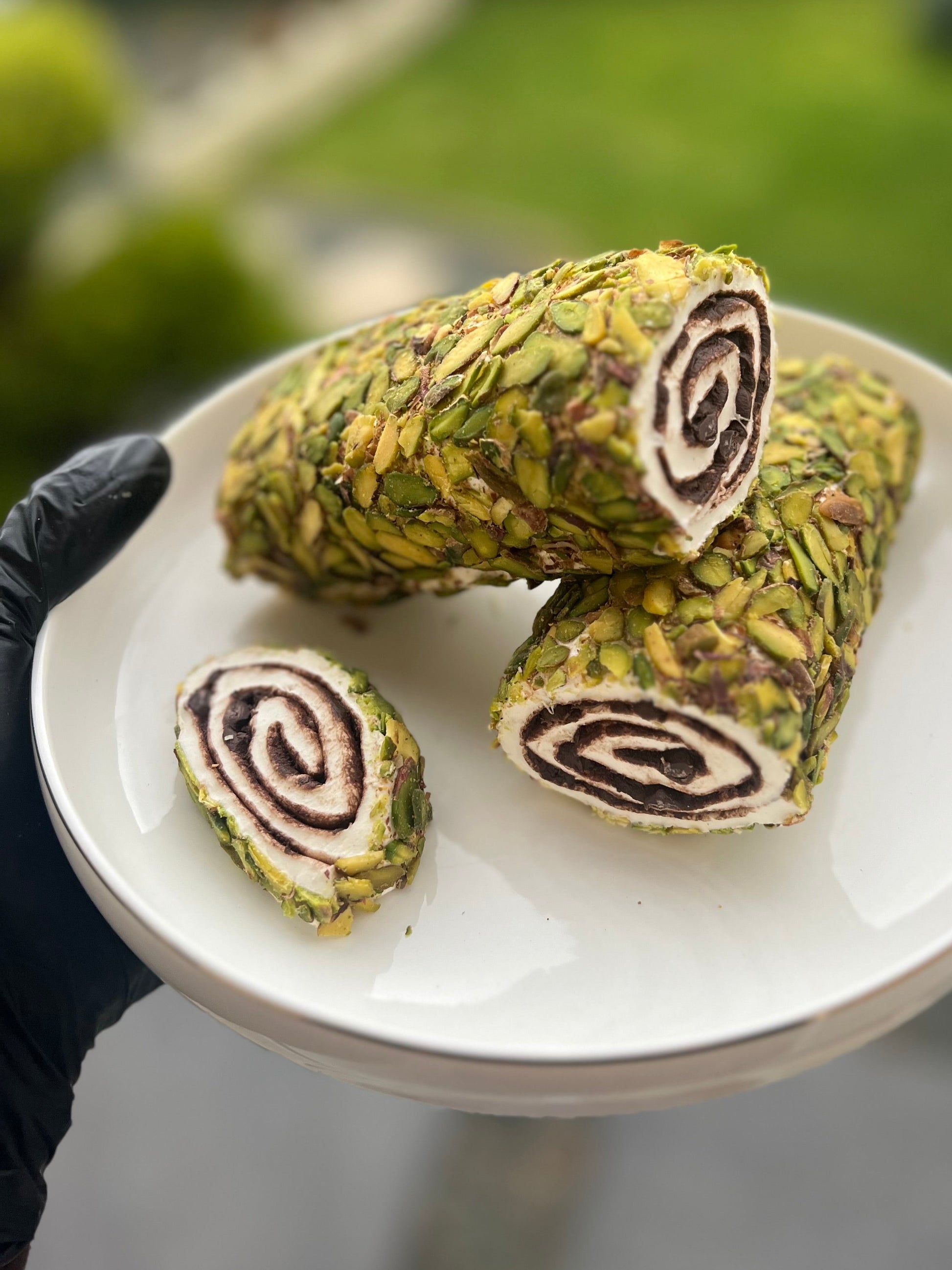 Loukoum Sarma enrobées de morceaux de pistache et une crème au chocolat 